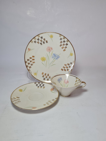 Чайное трио винтажное Winterling Roslau Bavaria, белый фарфор с цветочным рисунком и геометрическим позолоченным узором, 12 x 5,5 см / 15 см / 19,5 см, Германия, 1960-70гг.