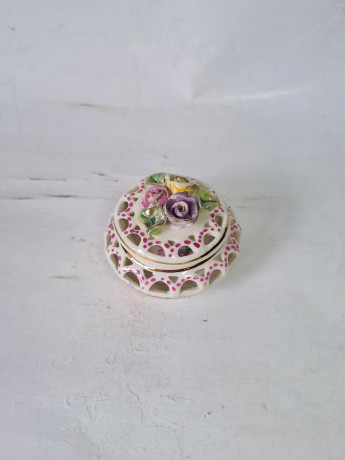 Шкатулка винтажная CFK Poland с тремя розами и позолотой, ручная работа, фарфор, 5 x 6,5 см, Польша, 1960-1970гг.