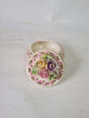 Шкатулка винтажная CFK Poland с тремя розами и позолотой, ручная работа, фарфор, 5 x 6,5 см, Польша, 1960-1970гг.