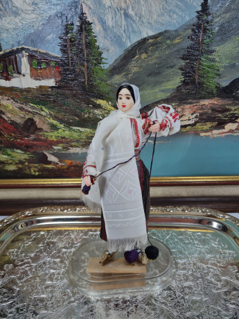 Фигурка винтажная Ainamoia / Arts Crisana, Oradea "Девушка в этническом костюме с пряжей", 23 см, Румыния, 1960-70гг.