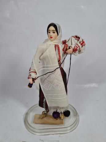 Фигурка винтажная Ainamoia / Arts Crisana, Oradea "Девушка в этническом костюме с пряжей", 23 см, Румыния, 1960-70гг.