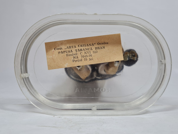 Фигурка винтажная Ainamoia / Arts Crisana, Oradea "Девушка в этническом костюме с пряжей", 23 см, Румыния, 1960-70гг.