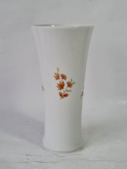 Ваза винтажная AK Kaiser "Оранжевые цветы", средняя, фарфор, 18 см, Германия, 1970-80гг.