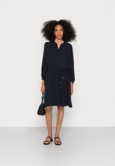 Tommy Hilfiger SHIFT KNEE DRESS Day dress desert sky ПЛАТЬЕ SHIFT KNEE Повседневное платье небо пустыни