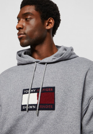 Tommy Hilfiger TOMMY HILFIGER X SHAWN MENDES GOOD LUCK HOODIE EXCLUSIVE UNISEX Hoodie medium grey heather TOMMY HILFIGER X SHAWN MENDES GOOD LUCK HOODIE EXCLUSIVE UNISEX Худи средний серый вереск