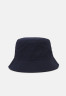 Tommy Hilfiger FLAG BUCKET HAT Hat desert sky FLAG BUCKET HAT Шяпа небо пустыни