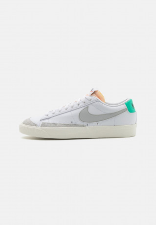 Nike Sportswear BLAZER 77 VNTG UNISEX Sneaker low white/grey fog/light menta/sail-black/team orange BLAZER 77 VNTG UNISEX Низкие кроссовки женские белый/серый туман/светлая мента/парусно-черный/командно-оранжевый
