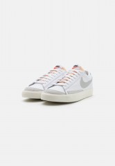 Nike Sportswear BLAZER 77 VNTG UNISEX Sneaker low white/grey fog/light menta/sail-black/team orange BLAZER 77 VNTG UNISEX Низкие кроссовки женские белый/серый туман/светлая мента/парусно-черный/командно-оранжевый