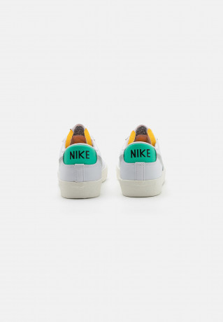Nike Sportswear BLAZER 77 VNTG UNISEX Sneaker low white/grey fog/light menta/sail-black/team orange BLAZER 77 VNTG UNISEX Низкие кроссовки женские белый/серый туман/светлая мента/парусно-черный/командно-оранжевый