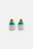 Nike Sportswear BLAZER 77 VNTG UNISEX Sneaker low white/grey fog/light menta/sail-black/team orange BLAZER 77 VNTG UNISEX Низкие кроссовки женские белый/серый туман/светлая мента/парусно-черный/командно-оранжевый