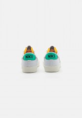 Nike Sportswear BLAZER 77 VNTG UNISEX Sneaker low white/grey fog/light menta/sail-black/team orange BLAZER 77 VNTG UNISEX Низкие кроссовки женские белый/серый туман/светлая мента/парусно-черный/командно-оранжевый