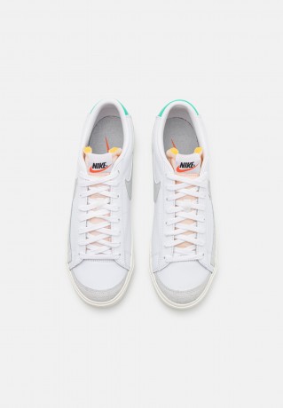 Nike Sportswear BLAZER 77 VNTG UNISEX Sneaker low white/grey fog/light menta/sail-black/team orange BLAZER 77 VNTG UNISEX Низкие кроссовки женские белый/серый туман/светлая мента/парусно-черный/командно-оранжевый