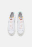 Nike Sportswear BLAZER 77 VNTG UNISEX Sneaker low white/grey fog/light menta/sail-black/team orange BLAZER 77 VNTG UNISEX Низкие кроссовки женские белый/серый туман/светлая мента/парусно-черный/командно-оранжевый