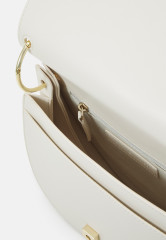 Tommy Hilfiger CHIC SADDLE Across body bag sugarcane CHIC SADDLE Сумка через плечо сахарный тростнк