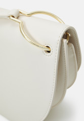 Tommy Hilfiger CHIC SADDLE Across body bag sugarcane CHIC SADDLE Сумка через плечо сахарный тростнк