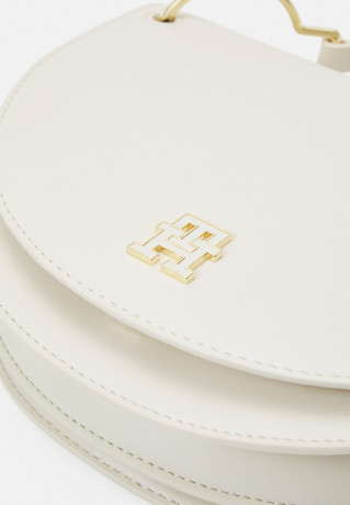 Tommy Hilfiger CHIC SADDLE Across body bag sugarcane CHIC SADDLE Сумка через плечо сахарный тростнк