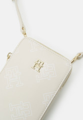 Tommy Hilfiger ICONIC TOMMY PHONE POUCH MONO Phone case sugarcane ICONIC TOMMY PHONE POUCH MONO Чехол для телефона сахарный тростник