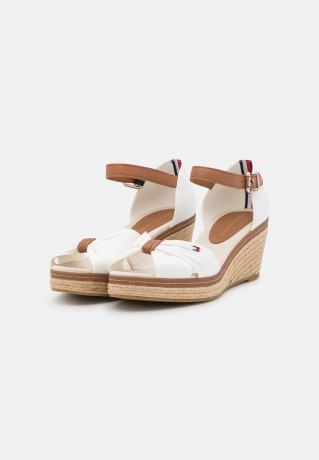 Tommy Hilfiger ICONIC ELBA Platform sandals ecru ICONIC ELBA Сандалии на платформе экрю