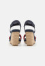 Tommy Hilfiger FEMININE CROCHET  Platform sandals space blue FEMININE CROCHET Босоножки на платформе космический синий