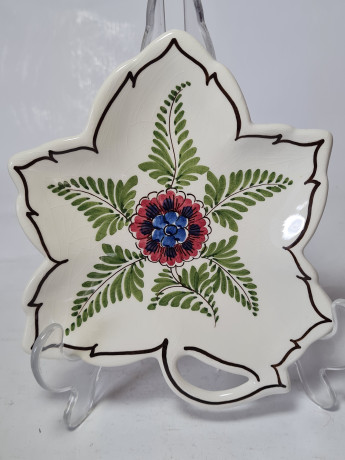 Delft Тарелка в виде листа с растительным декором, 16 x 15 x 2 см, Голландия, 1960-70гг.