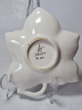 Delft Тарелка в виде листа с растительным декором, 16 x 15 x 2 см, Голландия, 1960-70гг.