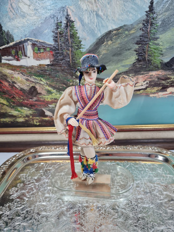 Фигурка винтажная Ainamoia / Arts Crisana, Oradea "Юноша в этническом костюме", 24 см, Румыния, 1960-70гг.