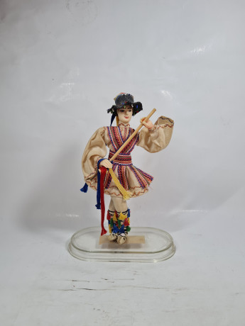 Фигурка винтажная Ainamoia / Arts Crisana, Oradea "Юноша в этническом костюме", 24 см, Румыния, 1960-70гг.