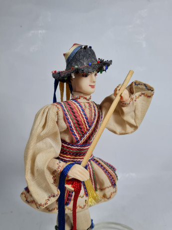 Фигурка винтажная Ainamoia / Arts Crisana, Oradea "Юноша в этническом костюме", 24 см, Румыния, 1960-70гг.