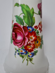 Creidlitz Bavaria Фарфоровая белая ваза с позолоченным ободком и ярким рисунком "Красные цветы", 22смx10см, Германия, 1960-70гг.