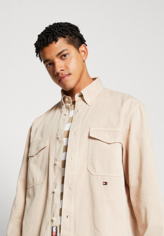 Tommy Hilfiger THXSM ARCHIVE OVERSHIRT UNISEX Button-down blouse tuscan beige THXSM ARCHIVE OVERSHIRT UNISEX Блузка на пуговицах тосканский бежевый