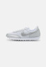 Nike Sportswear DAYBREAK Sneaker low white/metallic silver DAYBREAK Низкие кроссовки женские белый/серебристый металлик