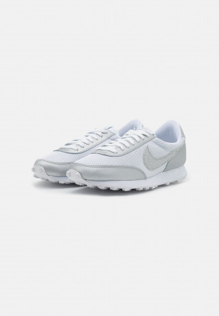 Nike Sportswear DAYBREAK Sneaker low white/metallic silver DAYBREAK Низкие кроссовки женские белый/серебристый металлик