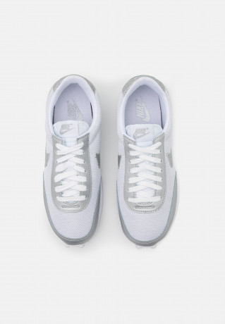 Nike Sportswear DAYBREAK Sneaker low white/metallic silver DAYBREAK Низкие кроссовки женские белый/серебристый металлик