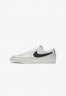 Nike Sportswear BLAZER 77 VNTG UNISEX Sneaker low white/black sail total orange BLAZER 77 VNTG UNISEX Низкие кроссовки женские белый/черный парус тотал оранжевый