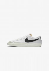 Nike Sportswear BLAZER 77 VNTG UNISEX Sneaker low white/black sail total orange BLAZER 77 VNTG UNISEX Низкие кроссовки женские белый/черный парус тотал оранжевый