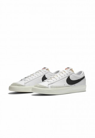 Nike Sportswear BLAZER 77 VNTG UNISEX Sneaker low white/black sail total orange BLAZER 77 VNTG UNISEX Низкие кроссовки женские белый/черный парус тотал оранжевый