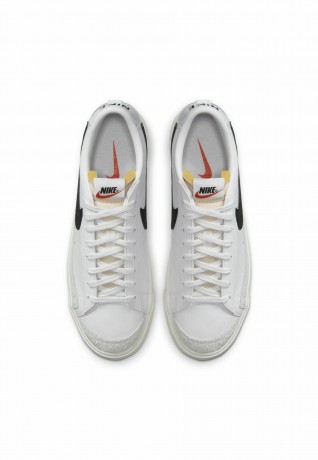 Nike Sportswear BLAZER 77 VNTG UNISEX Sneaker low white/black sail total orange BLAZER 77 VNTG UNISEX Низкие кроссовки женские белый/черный парус тотал оранжевый