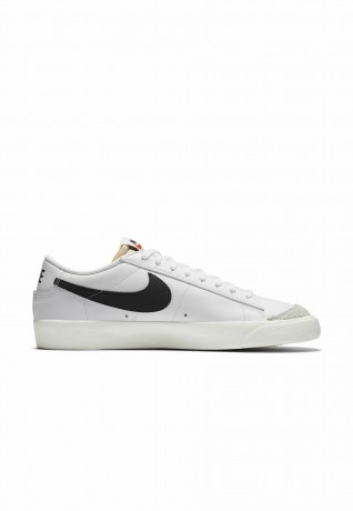Nike Sportswear BLAZER 77 VNTG UNISEX Sneaker low white/black sail total orange BLAZER 77 VNTG UNISEX Низкие кроссовки женские белый/черный парус тотал оранжевый