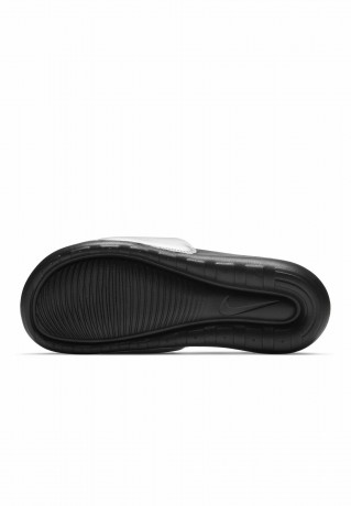 Nike Sportswear VICTORI ONE SLIDE Pantolette flach black/metallic silver/black VICTORI ONE SLIDE Мюли на плоской подошве черный/серебристый металлик/черный