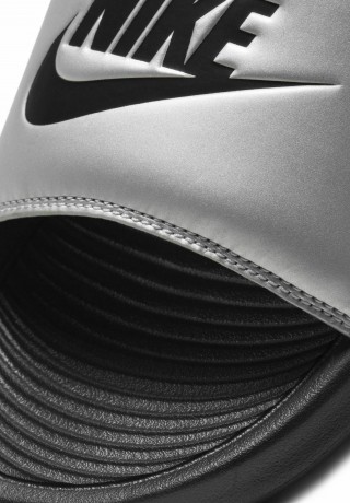 Nike Sportswear VICTORI ONE SLIDE Pantolette flach black/metallic silver/black VICTORI ONE SLIDE Мюли на плоской подошве черный/серебристый металлик/черный