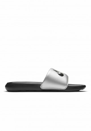 Nike Sportswear VICTORI ONE SLIDE Pantolette flach black/metallic silver/black VICTORI ONE SLIDE Мюли на плоской подошве черный/серебристый металлик/черный