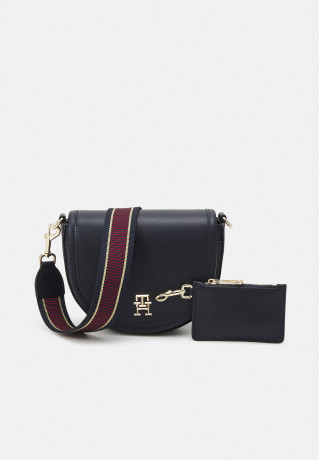Tommy Hilfiger CITY SUMMER SADDLE SET Across body bag space blue CITY SUMMER SADDE SET Сумка через плечо космический синий