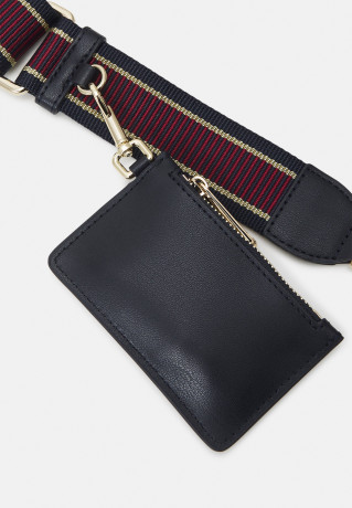 Tommy Hilfiger CITY SUMMER SADDLE SET Across body bag space blue CITY SUMMER SADDE SET Сумка через плечо космический синий