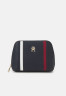 Tommy Hilfiger EMBLEM WASHBAG Wash bag space blue EMBLEM WASHBAG Мешок для стирки космический синий