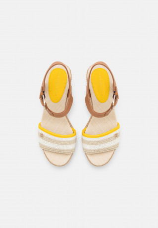 Tommy Hilfiger FEMININE CROCHET  Platform sandals light sandalwood FEMININE CROCHET Босоножки на платформе светлое сандаловое дерево