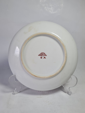 Тарелка декоративная, белый фарфор с красочными изображениями в бело-сине-красных тонах, 19 x 4 см, Япония, 1960-70гг.