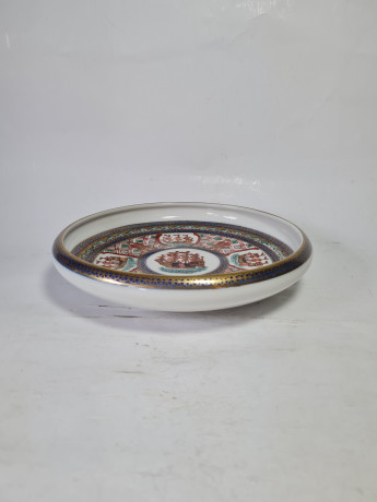 Тарелка декоративная, белый фарфор с красочными изображениями в бело-сине-красных тонах, 19 x 4 см, Япония, 1960-70гг.