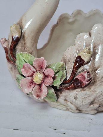 Конфетница винтажная в форме лебедя Im Stil von Bassano с объемными цветами, керамика, 14 х 23 см, Германия, 1960-70гг.