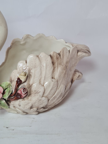 Конфетница винтажная в форме лебедя Im Stil von Bassano с объемными цветами, керамика, 14 х 23 см, Германия, 1960-70гг.