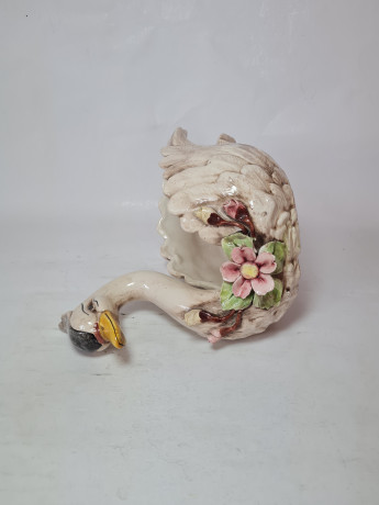 Конфетница винтажная в форме лебедя Im Stil von Bassano с объемными цветами, керамика, 14 х 23 см, Германия, 1960-70гг.